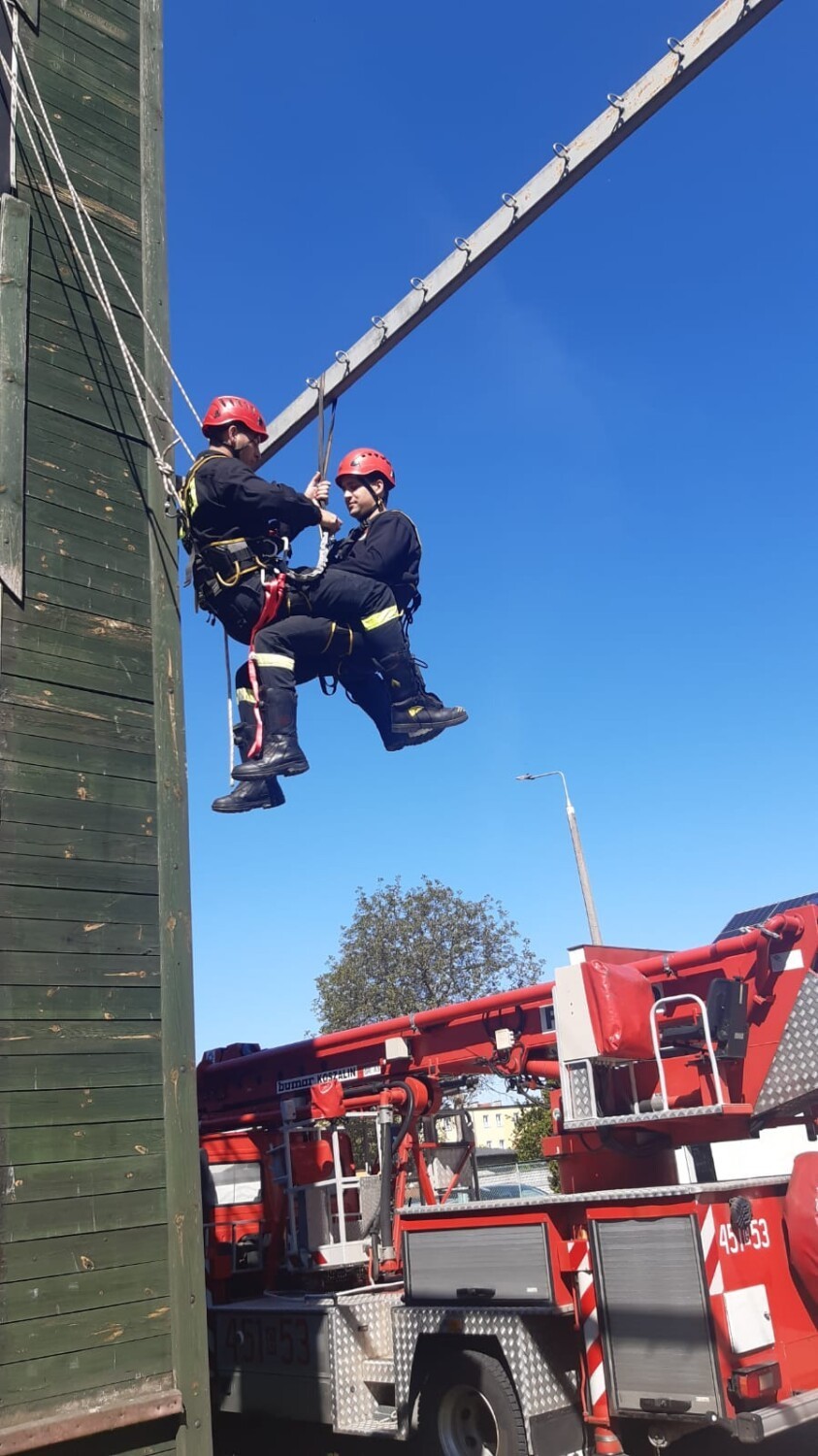Strażacy z Kościerzyny szkolą się z ratownictwa wysokościowego i technicznego. Zobaczcie zdjęcia, jak działają na wysokości [ZDJĘCIA]
