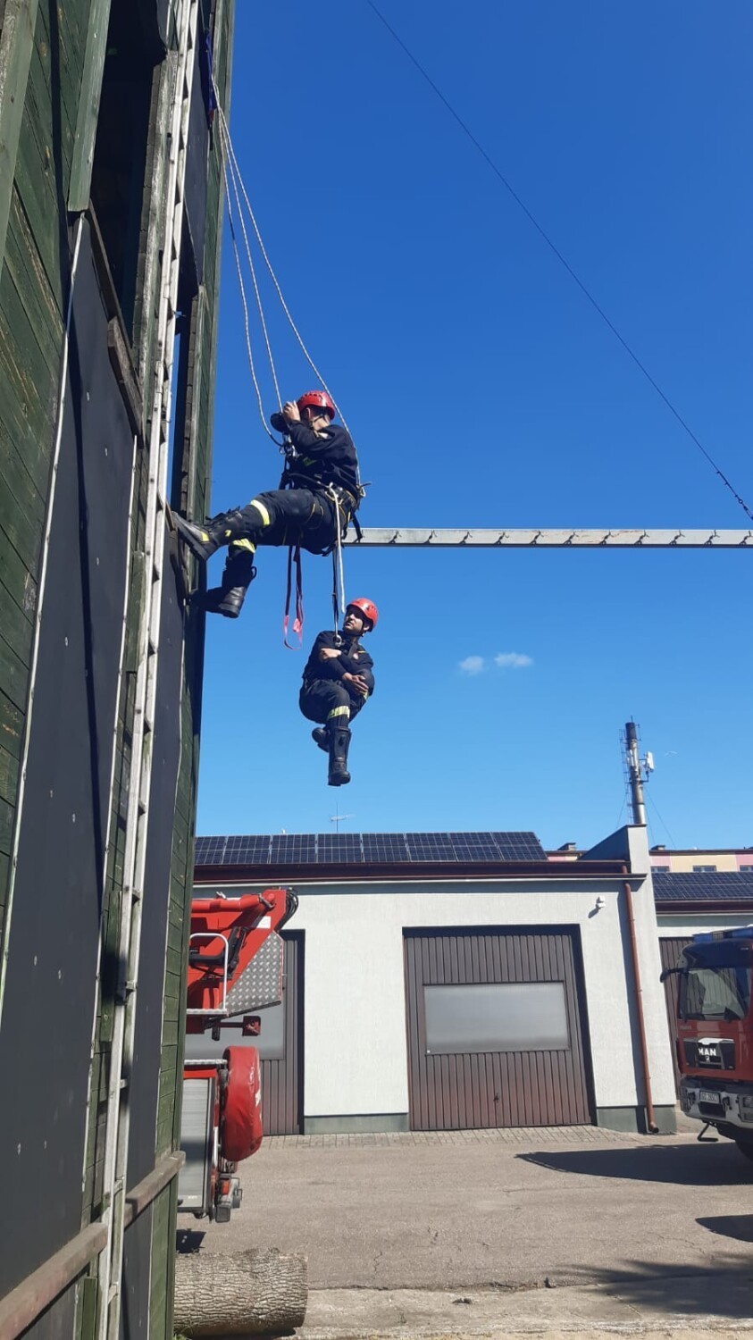 Strażacy z Kościerzyny szkolą się z ratownictwa wysokościowego i technicznego. Zobaczcie zdjęcia, jak działają na wysokości [ZDJĘCIA]