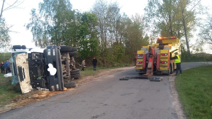 Wypadek wozu asenizacyjnego w gminie Rzeczyca. Jego obsługa była pijana [ZDJĘCIA]