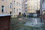 Kamienica przy ulicy Sławomira, czyli slumsy po szczecińsku. Pleśń i toalety na zimnej klatce [ZDJĘCIA]