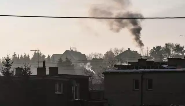 Wciąż wiele budynków i domów ogrzewanych jest piecami, które emitują mnóstwo zanieczyszczeń do atmosfery 

Zobacz kolejne zdjęcia/plansze. Przesuwaj zdjęcia w prawo naciśnij strzałkę lub przycisk NASTĘPNE