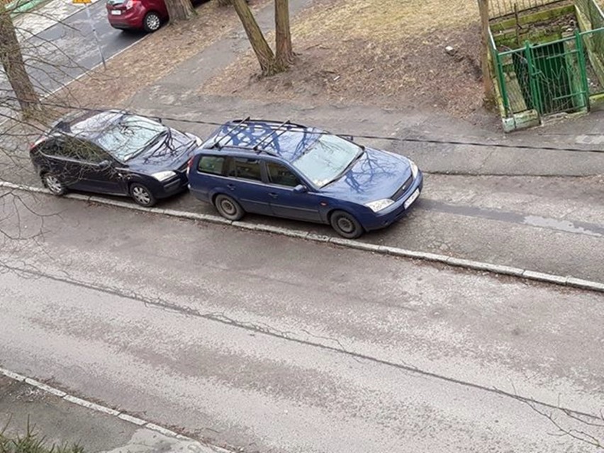Chamskie parkowanie w Stargardzie nr 133. Dwa fordy na ulicy Krasińskiego. A raczej na chodniku!