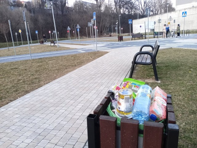 Dziurawa tablica z regulaminem, wulgarne napisy na planie parku rowerowego, wykręcone śruby mocujące drewniane listy w ławkach, do tego dziesiątki butelek po alkoholu porozrzucanych na trawniku i przepełnione kosze. Tak jeszcze dzisiaj rano było w miasteczku rowerowym