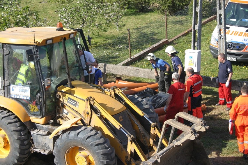 Dąbrówka. Dwa robotnicy zmarli. Zostali przysypani ziemią