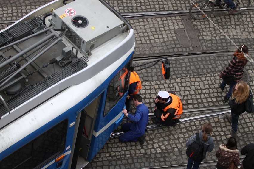 Kraków: wykoleił się tramwaj linii 20. Uwaga na utrudnienia w ruchu [ZDJĘCIA]