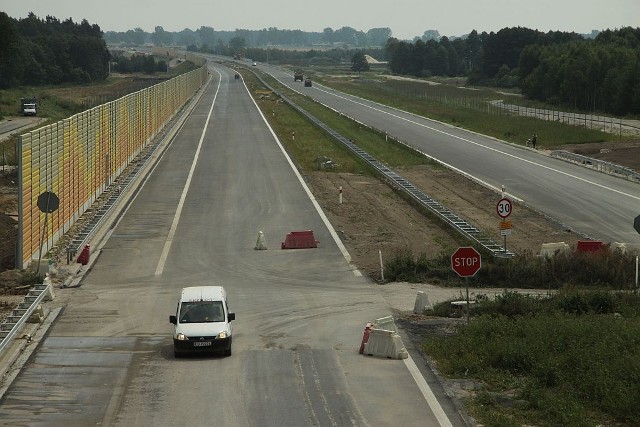 Podczas budowy A1 zniszczono wiele dróg stanowiących dojazd do budowy.