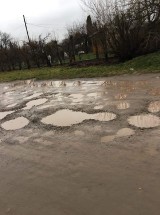 Po przejściu ulicą Działkową w centrum Kielc pieszy jest cały w... błocie (ZDJĘCIA)