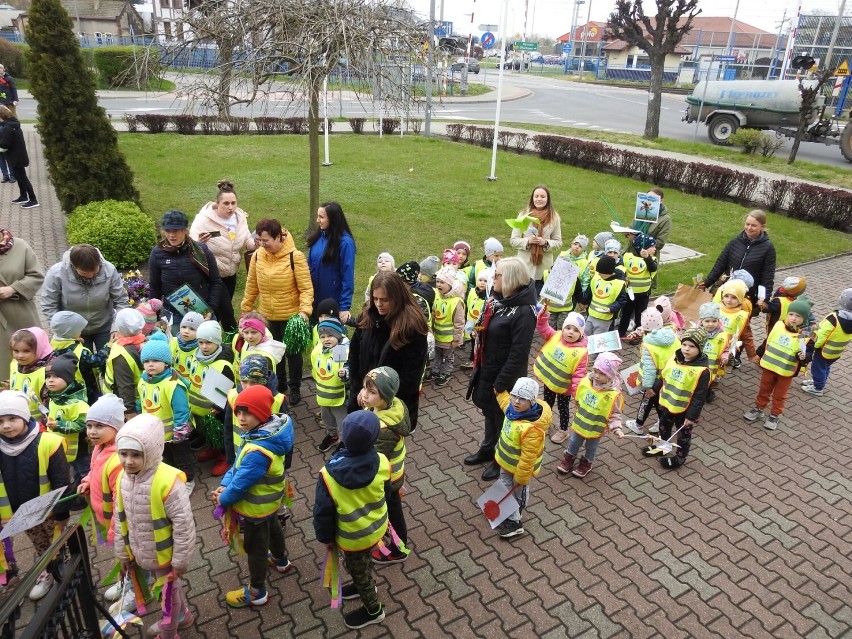 Dzień Ziemi i przemarsz przedszkolaków w Czempiniu