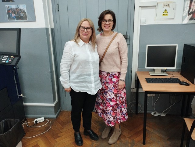Nauczycielki z wałbrzyskiego Energetyka Małgorzata Skrabska (z lewej) i Elżbieta Trzaskowska czuwają nad konkursem na Młodzieżowy Plakat Społeczny 2024 „Świat zaczyna się od Ciebie”