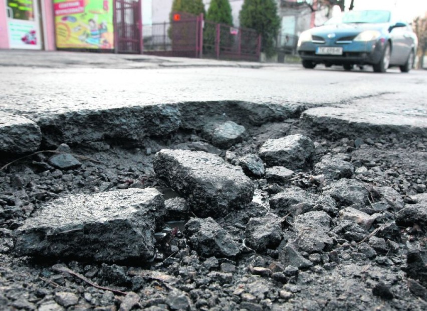 Ogromna dziura straszy kierowców poruszających się ulicą Piekoszowską. Wjechanie w nią może zakończyć się nawet urwaniem koła w samochodzie.