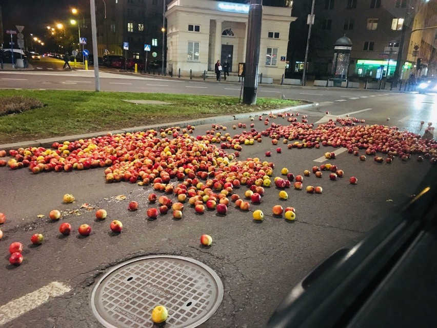Plac Unii Lubelskiej cały w jabłkach. Nikt nie próbował ich sprzątać. Jabłka wysypali protestujący rolnicy