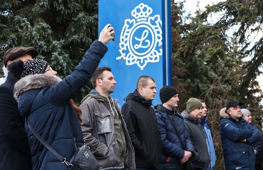 Kilkadziesiąt osób wzięło udział w proteście pod zakładem...