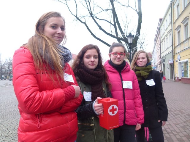 Na ulicach Łowicza kwestują uczniowie II LO. Na zdjęciu: Kamila Kucińska (od lewej), Sylwia Grzelak, Sandra Wajszczak i Dominika Zwolińska