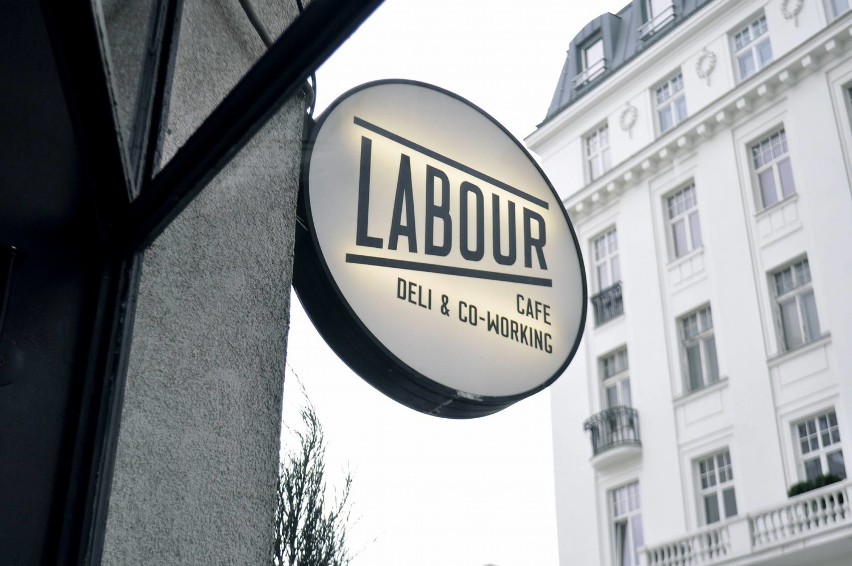 Labour Café Deli & Co-working to przestrzeń łącząca...