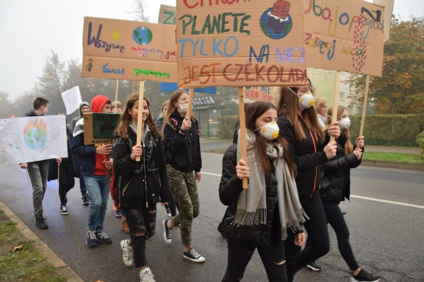 Marsz klimatyczny przeszedł ulicami Wągrowca. Młodzi wągrowczanie chcą w taki sposób zwrócić uwagę dorosłych na problemy planety [ZDJĘCIA]