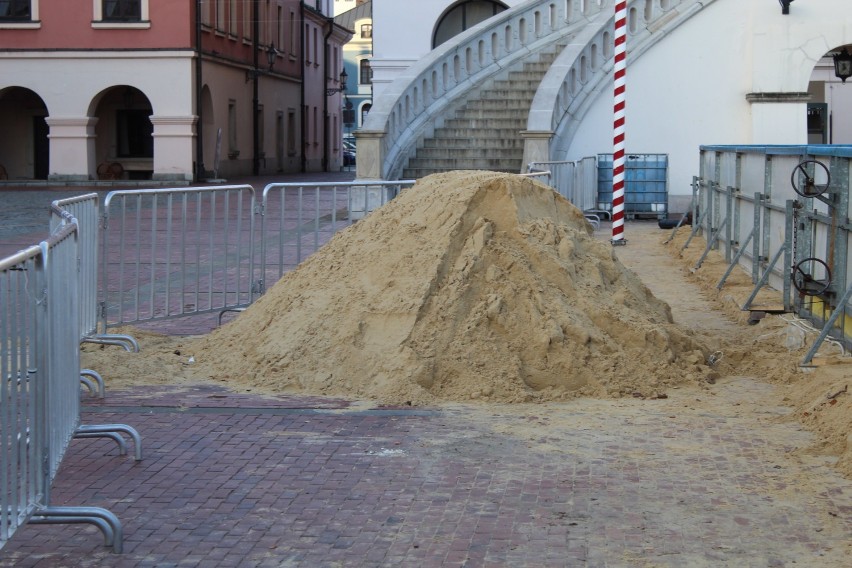 Na zamojskim rynku trwa budowa lodowiska. Zobacz zdjęcia z postępu prac