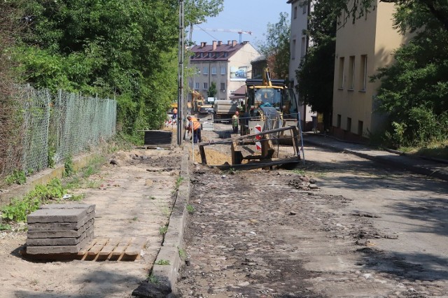 Zmieniła się bardzo ulica Cymerysa - Kwiatkowskiego w Radomiu. Kierowcy muszą omijać też część ulicy, trwają tu prace przy wymianie kanalizacji.