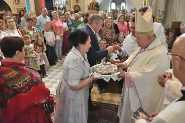 Mszę dziękczynną za plony odprawił kardynał Stanisław Dziwisz
