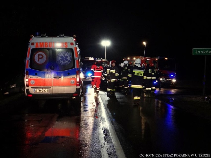 Wypadek w Jankowie koło Tomaszowa Maz. Trzy osoby w szpitalu