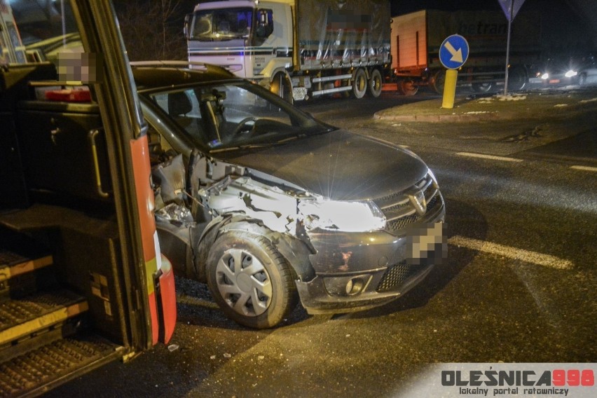 Autobus zderzył się z samochodem osobowym. W aucie jechały dzieci [ZOBACZ ZDJĘCIA]