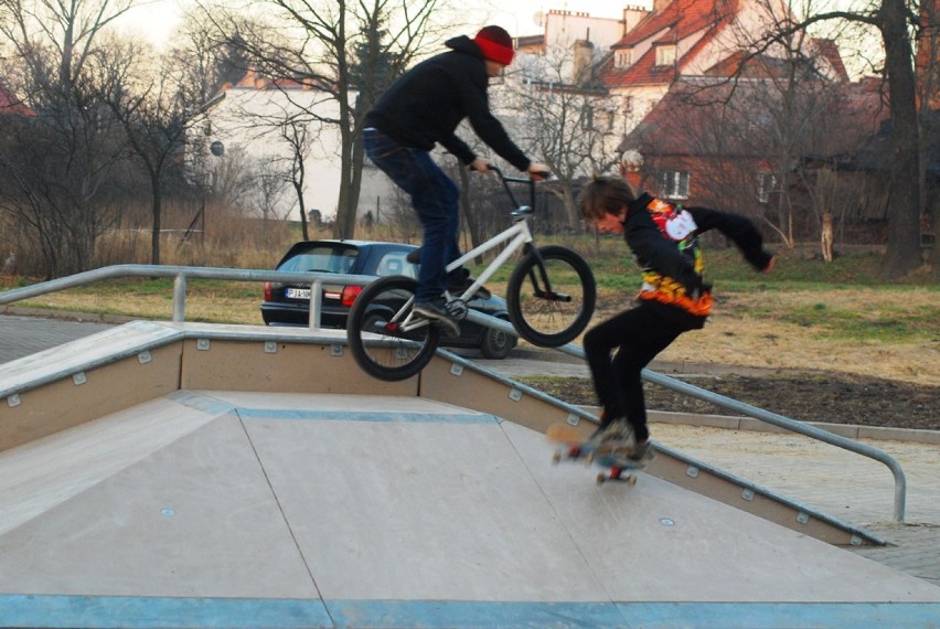 Skatepark w Jarocinie: Młodzież już korzysta ze skateparku