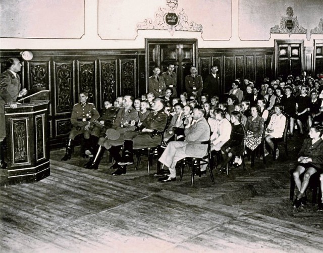 Rok 1944. Arthur Greiser przemawia w auli inowrocławskiego gimnazjum
