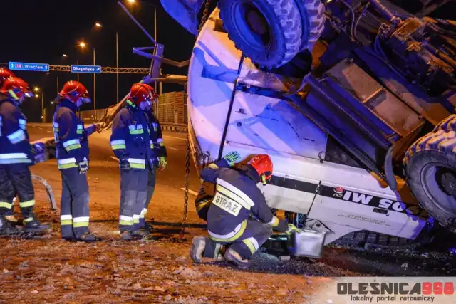 Wypadek na S8 pod Wrocławiem. Koparka, która spadła z lawety, zablokowała drogę ekspresową