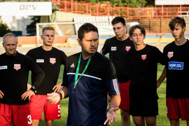 Dariusz Porbes został nowym trenerem V-ligowca z Bydgoszczy. Za rok, Na 100-lecie klubu, ma wywalczyć awans.
Porbes ma 47 lat i jest wychowankiem klubu ze Sportowej 2. Jako piłkarz występował też m.in. w Zawiszy (ekstraklasa) i Chemiku Bydgoszcz. Jego największym sukcesem w roli trenera był awans do III ligi z Unią Solec Kujawski.
Inauguracyjny mecz o stawkę Polonia rozegra w ramach 1. rundy Regionalnego Pucharu Polski; 3-4 sierpnia w Szczepanowie z Promieniem. Tydzień później, meczem w Złotorii z Flisakiem, biało-czerwoni rozpoczną grę w V lidze.
ZOBACZ ZDJĘCIA Z PIERWSZEGO TRENINGU BIAŁO-CZERWONYCH >>> 