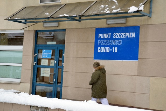 Punkt szczepień przeciwko COVID-19 działający szpitalu w Stalowej Woli w pawilonie psychiatrycznym