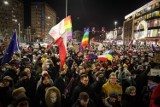 Protest w Szczecinie w sprawie nowelizacji ustawy medialnej. Ogromna liczba protestujących na placu Adamowicza [ZDJĘCIA]