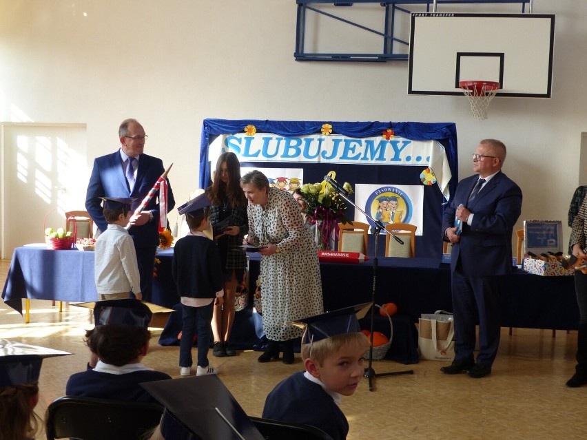 Uroczyste ślubowanie uczniów klas pierwszych Szkoły Podstawowej numer 4 w Sandomierzu. Wspaniała uroczystość. Zobaczcie zdjęcia