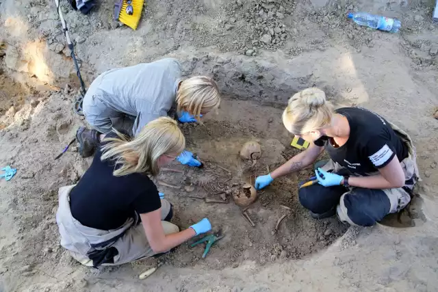 Z odnalezionych przy ul. Kopernika 5 jam grobowych wydobyto łącznie szczątki 27 osób.