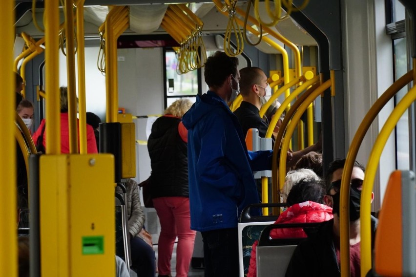 W autobusach i tramwajach nadal obowiązuje nakaz noszenia...
