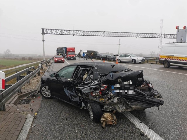 Wypadek na drodze S8 pod Łaskiem. Zderzenie 5 samochodów - bus na dachu.