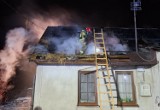 Kilkugodzinna akcja strażaków na ulicy Modrzewiowej w Tarnowie. Gasili pożar domu, z którego mieszkańcy musieli ewakuować się w środku nocy 