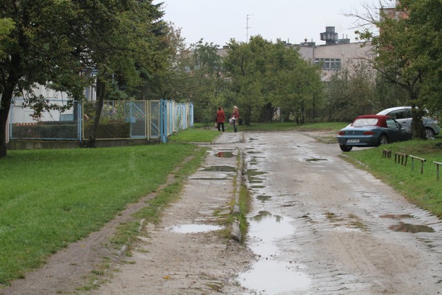 Do Przedszkola Samorządowego przy ulicy Kalcytowej w Kielcach prowadzi taka ulica, która formalnie jest traktem pieszym, ślepo zakończonym  położonym na terenie należącym do spółdzielni mieszkaniowej.