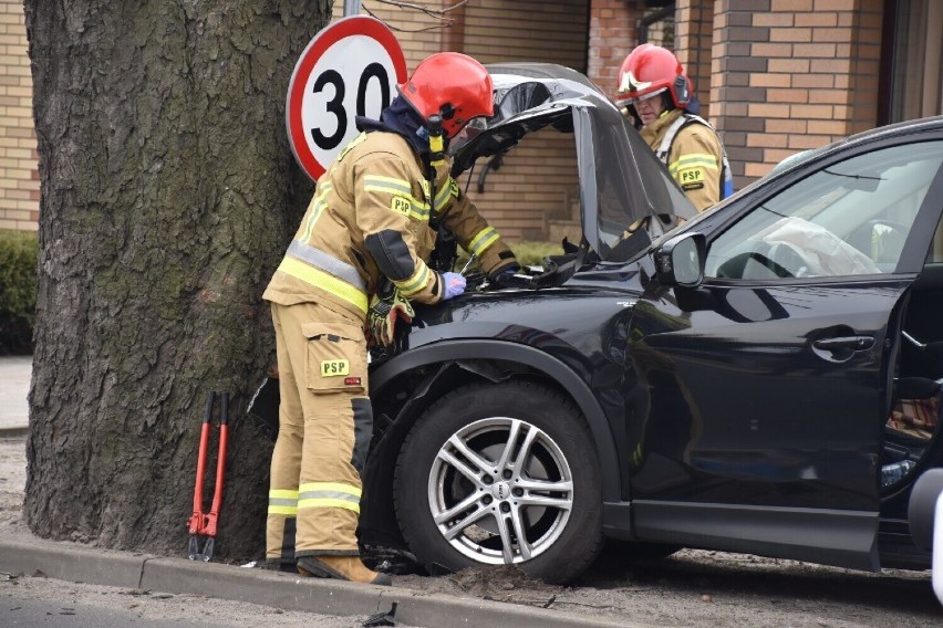 Pleszew. Kręcą "bączki" i urządzają samochodowe wyścigi....