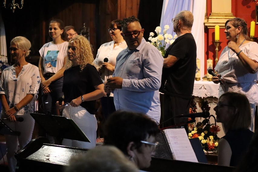 Piękny koncert zespołu gospelowego "W prawdzie" w kościele w leszczyskim Zaborowie