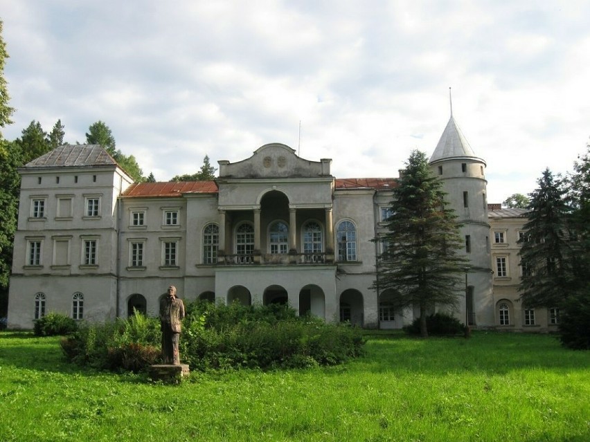Na terenie Wzdowa wznosi się przepiękny pałac, należący w...