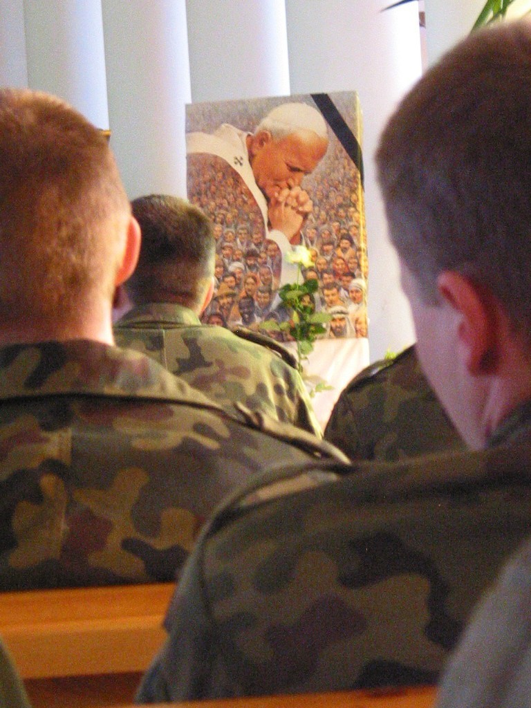 Żołnierze oglądają transmisję mszy pogrzebowej Jana Pawła II...