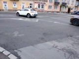 Problemy na ulicy 25 Czerwca w Radomiu. Kruszy się asfalt, wykonawca inwestycji ma to naprawić