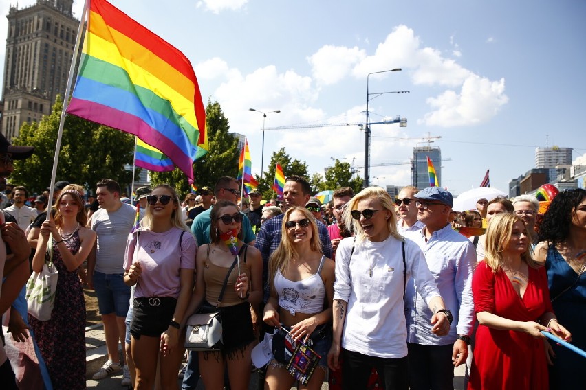 Parada Równości 2021 w Warszawie. Tęczowy marsz przeszedł ulicami miasta. "To święto wszystkich, którzy są tolerancyjni”