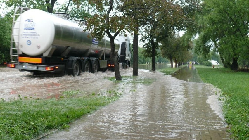 Ulewa w Skierniewicach - zalana ulica Sobieskiego (ZDJĘCIA)