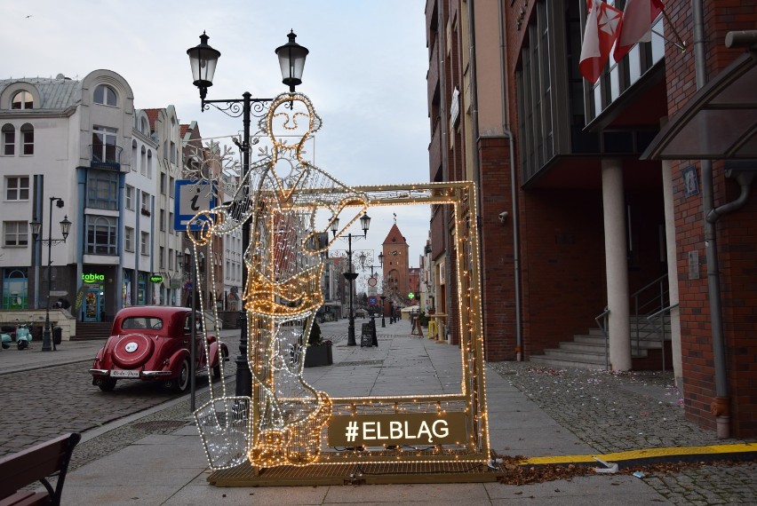 Świąteczne Spotkania Elblążan w tym roku odwołane, ale miasto przygotowuje się na święta. Trwa ustawianie choinek i montaż ozdób
