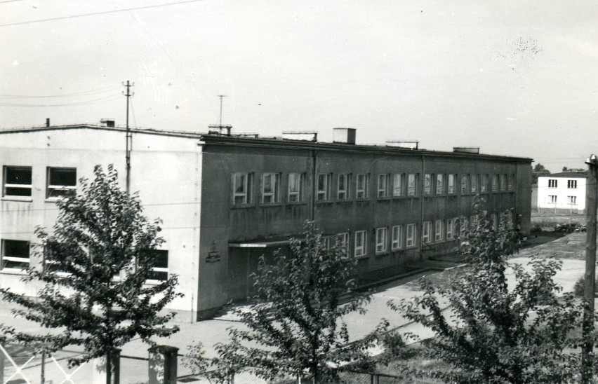 Szkoła podstawowa w Sierakowicach, później szkoła rolnicza, obecnie ZSP
