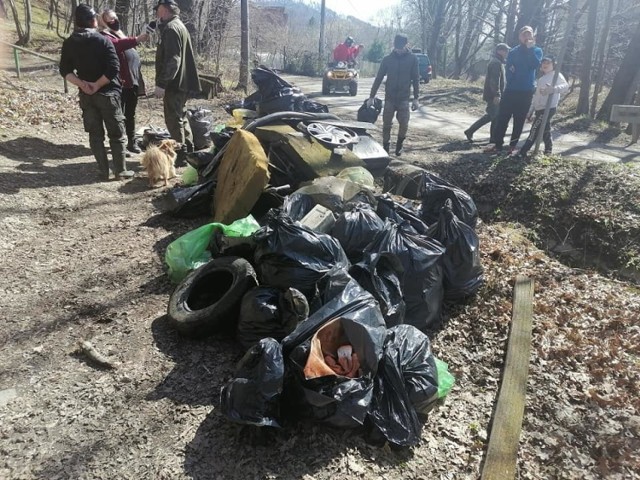 Wielkie sprzątanie rezerwatu Grapa odbyło się wczoraj 10 kwietnia w Żywcu. W akcji uczestniczyli ratownicy WOPR, wędkarze, mieszkańcy.