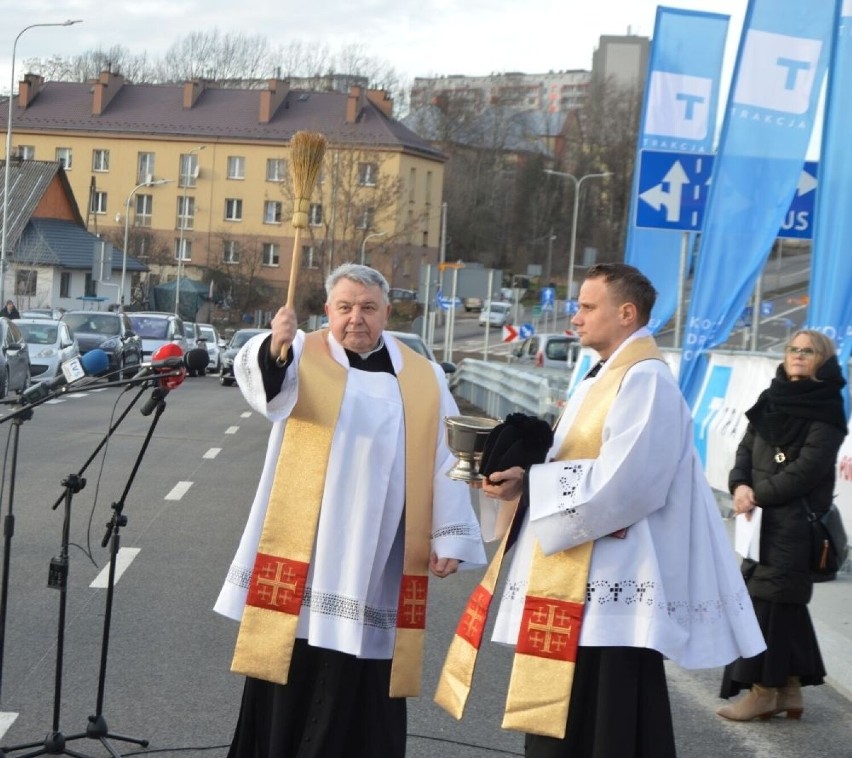 Ksiądz Jan Kularski święci nowy wiadukt, łączący dzielnice...