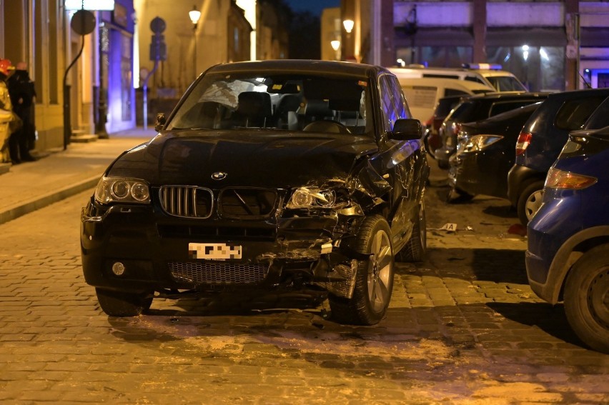 Zobacz jak pijana kobieta wjechała samochodem do domu towarowego i uszkodziła zaparkowane samochody [wideo z monitoringu]