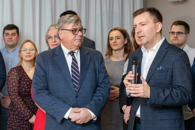 Łukasz Schreiber z PiS, obecny poseł i były minister, jest pierwszym oficjalnie przedstawionym kandydatem w wyborach na prezydenta Bydgoszczy.