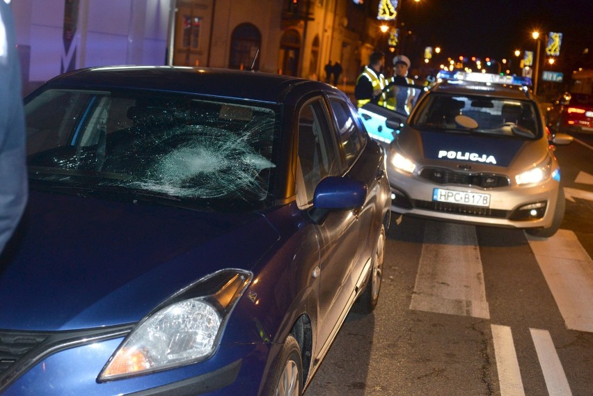 Wypadek na ulicy Chopina we Włocławku. 16-latek potrącony na pasach [zdjęcia]